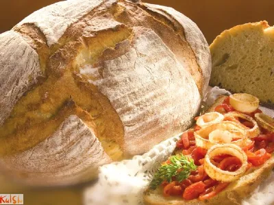 Pečena paprika z ocvrto čebulo na zlatem črnem hlebcu