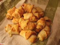 Fotografija recepta: Kifeljčki s šunko in sirom