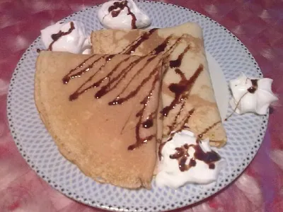 Enostavne orehove, čokoladne palačinke s smetano