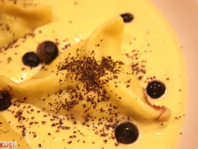 Borovničevi cmoki v vanilijevi omaki