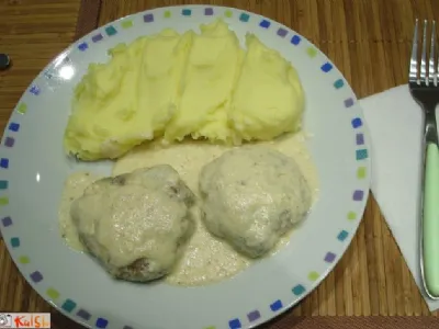 Polpeti v smetanovi omaki