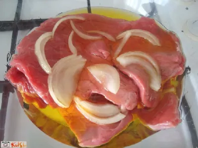 Goveji zrezki s kumaricami v ekonom loncu