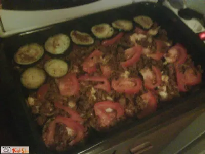 Musaka iz jajčevcev, paradižnika, paprike z mleto govedino