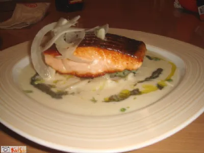 File lososa v koromačevi omaki s krompirjem