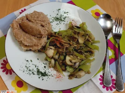 Šampinjoni z zeleno papriko