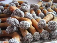 Fotografija recepta: Orehovi rogljički in palčke, oblite s čokolado in posute s kokosom