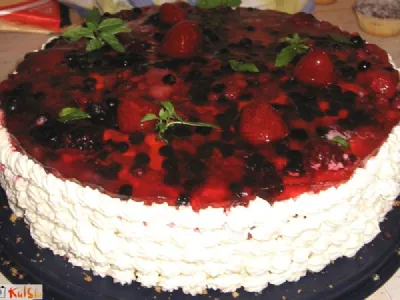 Osvežilna torta z gozdnimi sadeži