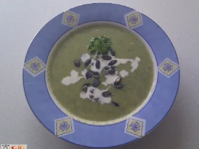 Brokolijeva juha z bučnimi semeni