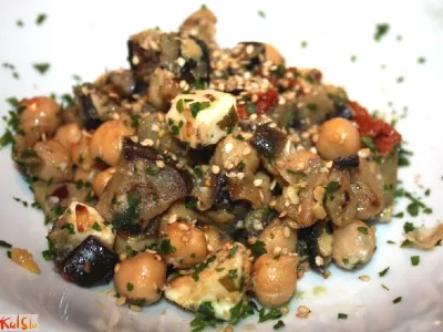 Solata iz jajčevcev in čičerike