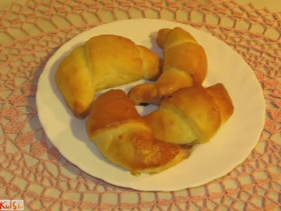 Kvašeni rogljički z orehi 