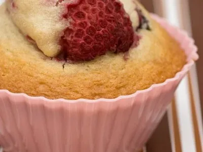 Kremni muffini s sadnim prelivom