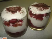 Fotografija recepta: Črni gozdiček v kozarcu