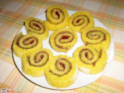 Kokosova rulada z domačo robidovo marmelado