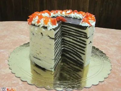 Črno-bela torta s pikantnimi feferoni 