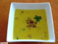 Fotografija recepta: Bučna juha s curryjem, grahom in praženo slanino