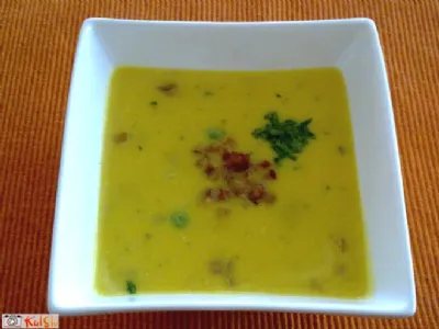 Bučna juha s curryjem, grahom in praženo slanino