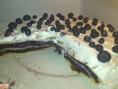 Lahka borovničeva torta iz palačink