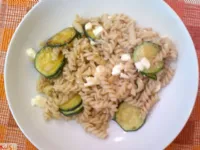 Fotografija recepta: Pirine testenine z bučkami in feta sirom