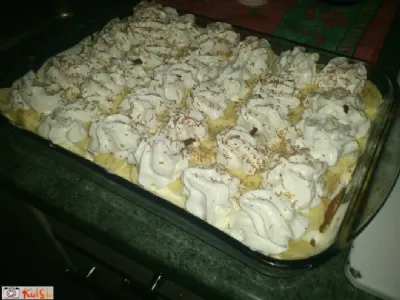 Bananina torta s kislo smetano in keksi