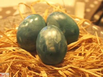 Modro obarvani pirhi