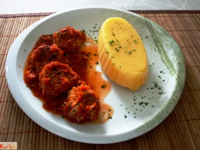 Puranje kroglice s kvinojo v paradižnikovi omaki