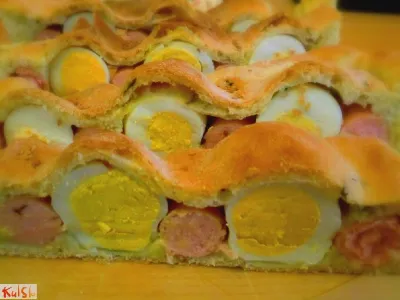 Čemaževa kvašena pita s hrenovkami in jajci