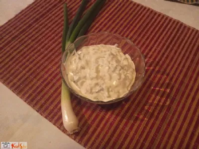 Solata z mlado čebulico