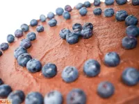 Fotografija recepta: Presna čokoladna torta s sadnim nadevom