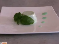 Fotografija recepta: Jogurtov žele z baziliko