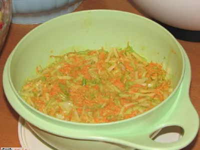 Zeljnata solata s korenjem in sladko koruzo