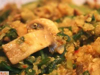 Fotografija recepta: Kvinoja s špinačo, gobami in curryjem