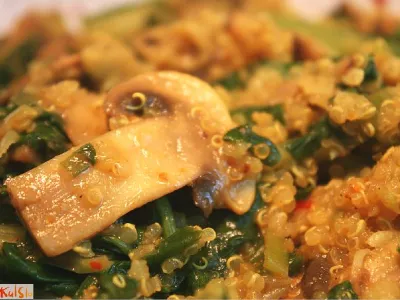 Kvinoja s špinačo, gobami in curryjem