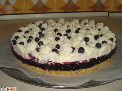 Borovničeva pita s kremo iz bele čokolade