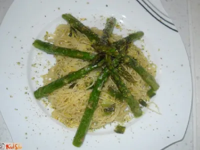 Šparglji s testeninami