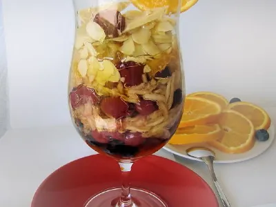 Sadna solata z medom in mandlji