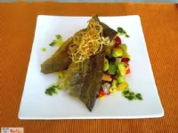 Fotografija recepta: Pečen postrvji file z bobovim sukotašem, krompirjevo slamo in peteršiljevim oljem