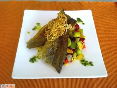 Pečen postrvji file z bobovim sukotašem, krompirjevo slamo in peteršiljevim oljem