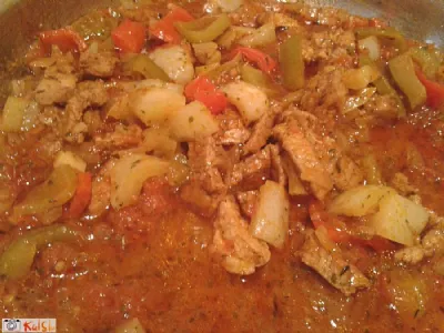 Svinjski zrezki s papriko in paradižnikovo omako