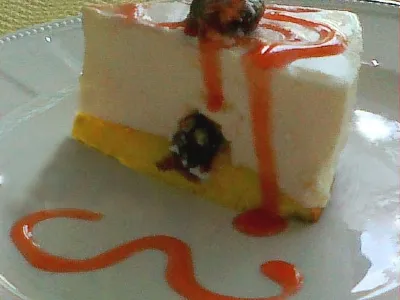 Jogurtovo skutina torta s sadjem