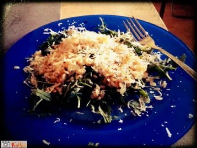 Riž z rukolo in čebulo