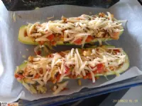 Fotografija recepta: Polnjene pečene bučke z lososom 