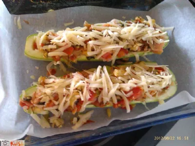 Polnjene pečene bučke z lososom 