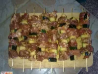 Fotografija recepta: Ražnjiči z bučkami in arašidi