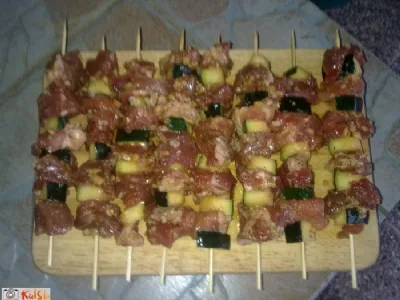 Ražnjiči z bučkami in arašidi