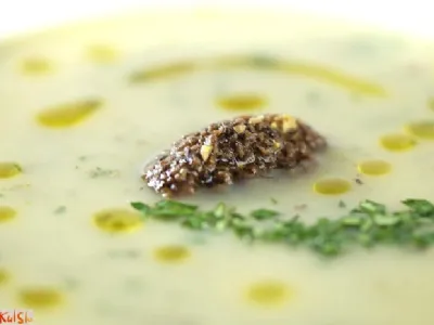 Kremna krompirjeva juha z mletimi tartufi