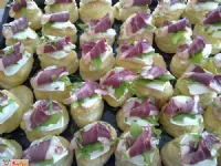 Fotografija recepta: Blazinice z dimljenimi račjimi prsmi, kozjim sirom in rukolo