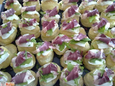 Blazinice z dimljenimi račjimi prsmi, kozjim sirom in rukolo