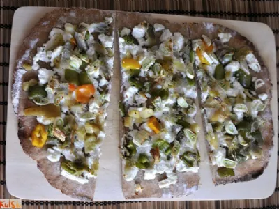 Kruh z rikoto, zelenjavo in limono