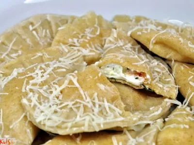 Ravioli z ricotto in dimljenim lososom