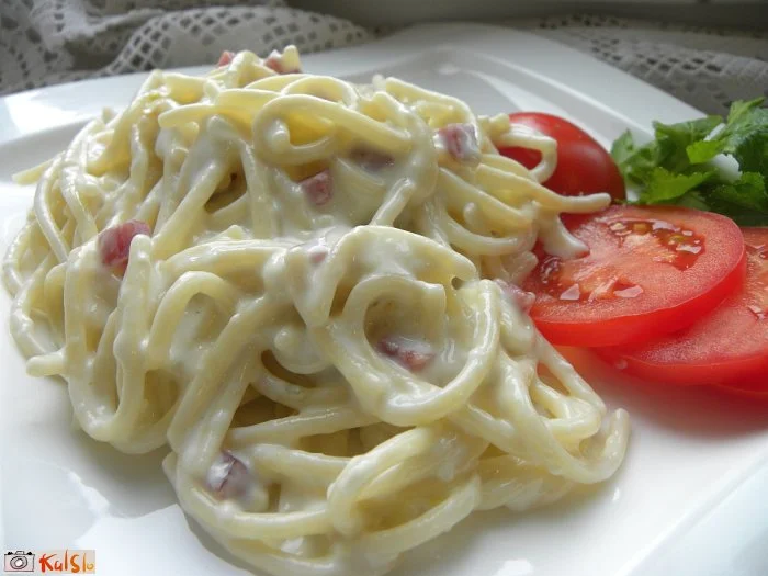 Špageti z belo omako 